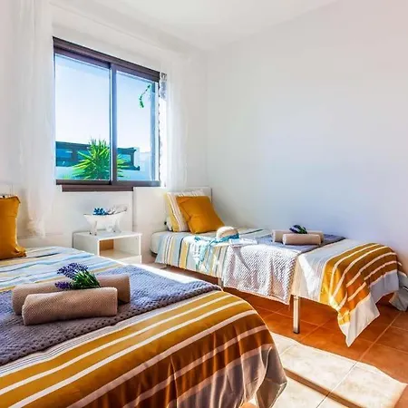 Playa Blanca Sleeps 5 Pool Air Con Wifi Villa Playa Blanca (Lanzarote)